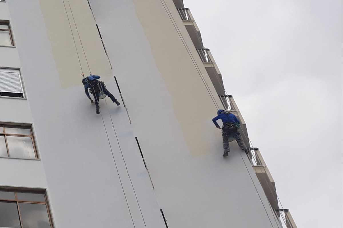 Vantagens do acesso por cordas em obras de difícil acesso