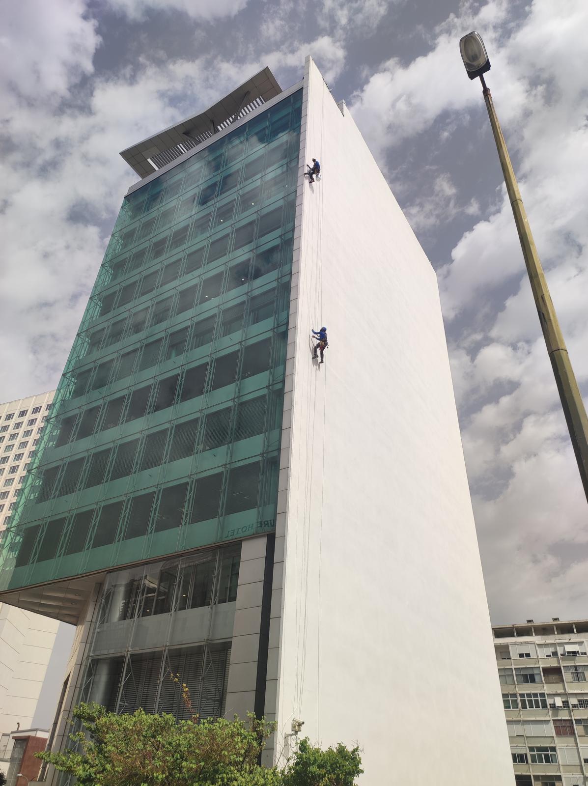 Vantagens do acesso por cordas em obras de difícil acesso